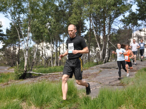 Fredrik Högström springer i fivefingers